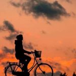 Arti Mimpi Naik Sepeda: Makna Psikologis, Spiritual, dan Tafsir Tradisional