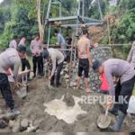 Brimob Sulsel Bantu Pembangunan Jembatan Gantung untuk Anak-anak Pelosok Soppeng